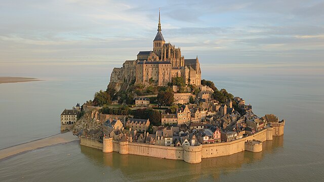 Le Mont Saint Michel en hélicoptère