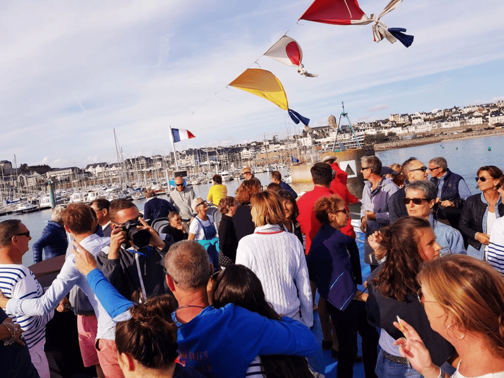 Groupe de personnes sur un quai