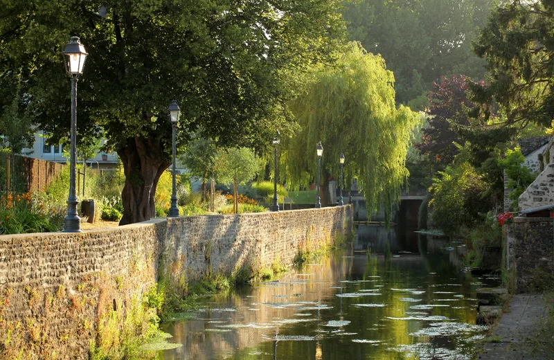 Promenade sur les bords de l'Aure à Bayeux