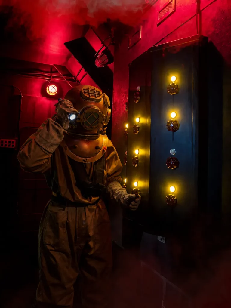 Un scaphandrier dans une salle sous marin d'escape game