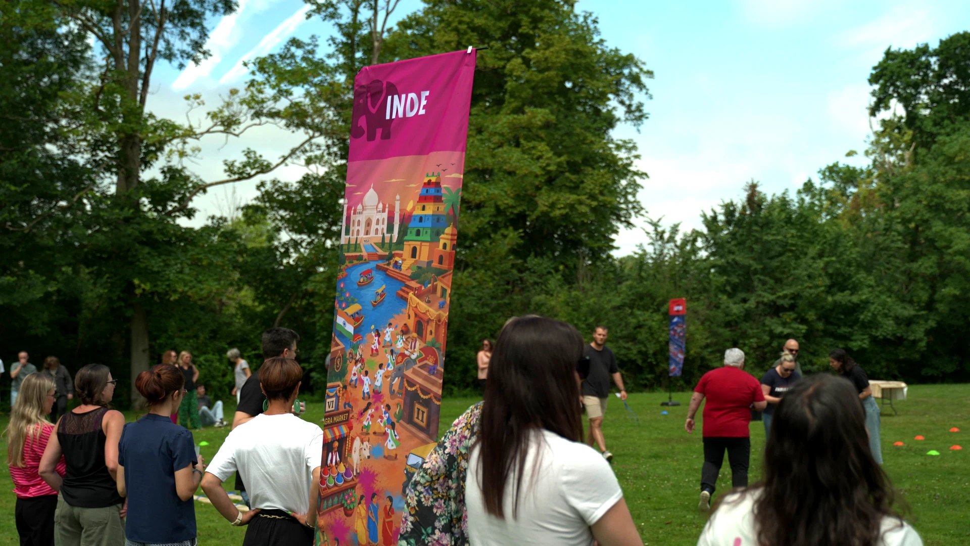 Grand groupe en team building World Flags devant le drapeau Inde, animation Le Blockhaus en Normandie